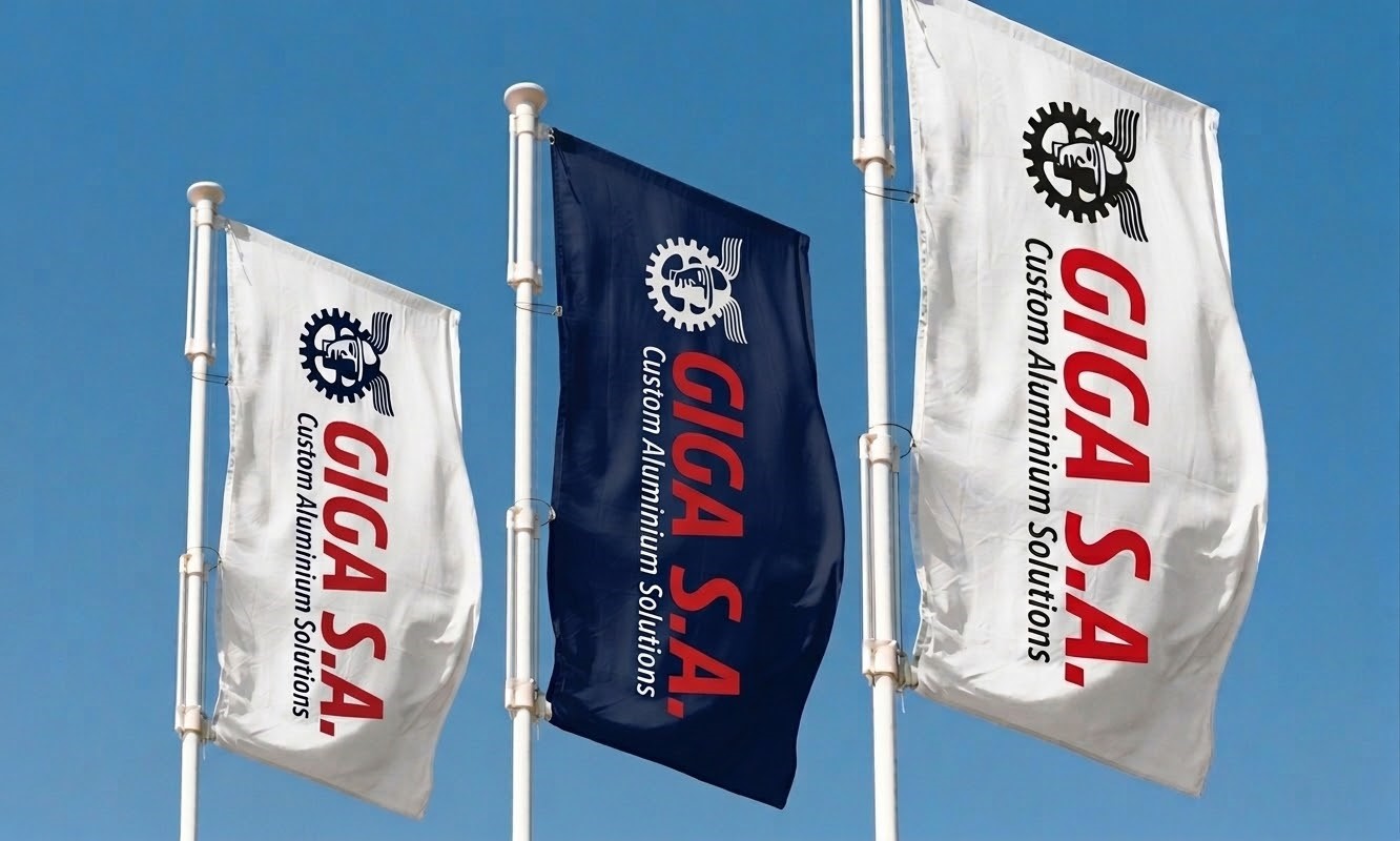 Banderas de GIGA S.A. en las instalaciones de la empresa